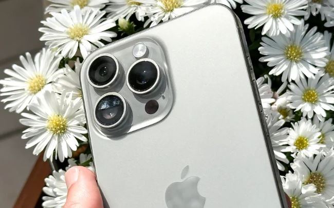 Giảm thủng đáy cháy sàn iPhone 15 Pro Max hút khách chốt đơn rầm rộ gần Tết hot hơn Galaxy S24 Ultra