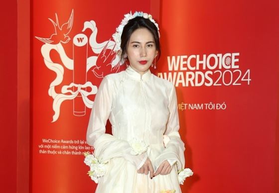 Hậu ồn ào trên thảm đỏ, ca sĩ Thủy Tiên lại tiếp tục gây thắc mắc ở sự kiện mới