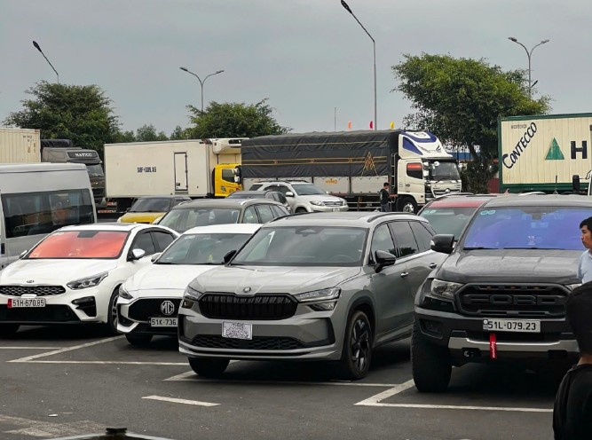 Skoda Kodiaq 2025 bất ngờ xuất hiện tại Việt Nam, gương mặt mới cạnh tranh Hyundai SantaFe, Ford Everest