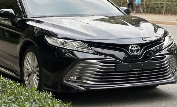 Lăn bánh 6 năm, Toyota Camry lên sàn xe cũ với giá khó tin