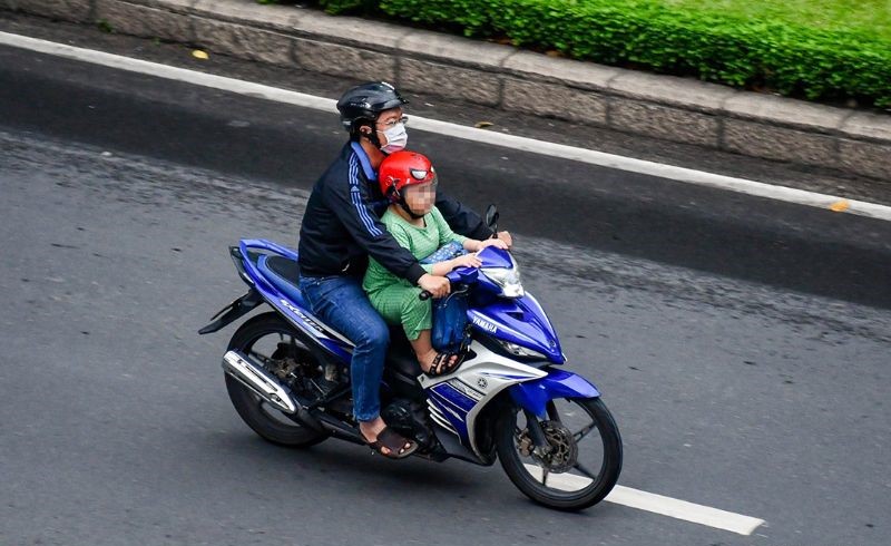 Từ 1/1/2025, chở trẻ em trên 6 tuổi ngồi trước xe máy có thể phạt tới 14 triệu đồng