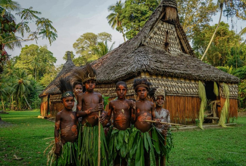 Rùng mình bộ tộc tự hành hạ cơ thể để chứng tỏ điều này