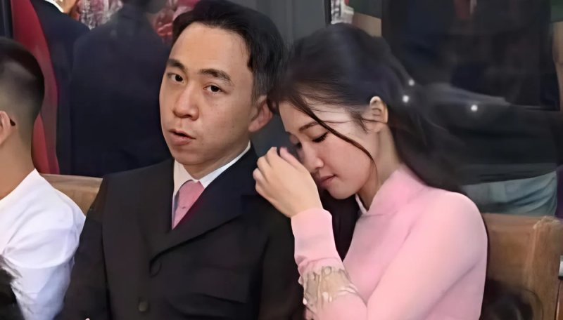 Khoảnh khắc tình tứ hiếm hoi của Á hậu Phương Nhi và thiếu gia Minh Hoàng trong thời gian yêu đương kín tiếng