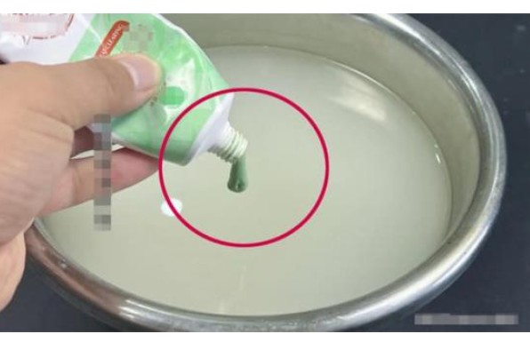 Đừng vứt nước vo gạo nữa. Thêm một ít kem đánh răng vào nó sẽ có tác dụng mạnh mẽ và giải quyết được nhiều vấn đề trong gia đình.