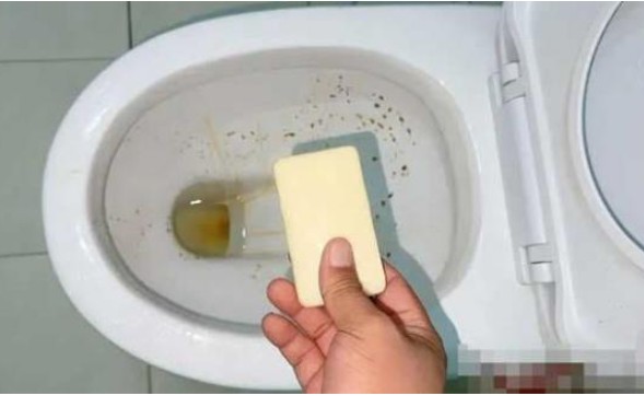 Đặt một miếng xà phòng vào bồn cầu, có tác dụng rất tốt, giải quyết được rắc rối lớn ở nhà, hãy thử ngay