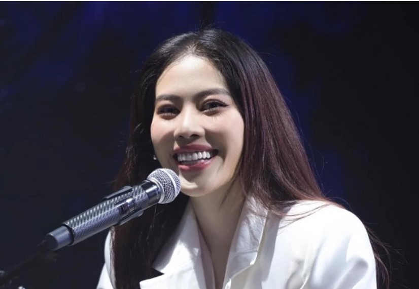 Nam Em hành động quá khích khi đang biểu diễn, thái độ hời hợt khiến khán giả 'nóng mắt'