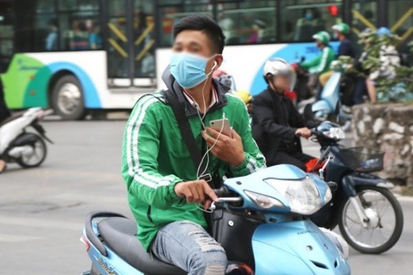 Từ 1/1/2025, đeo tai nghe khi đi xe máy bị phạt bao nhiêu tiền?