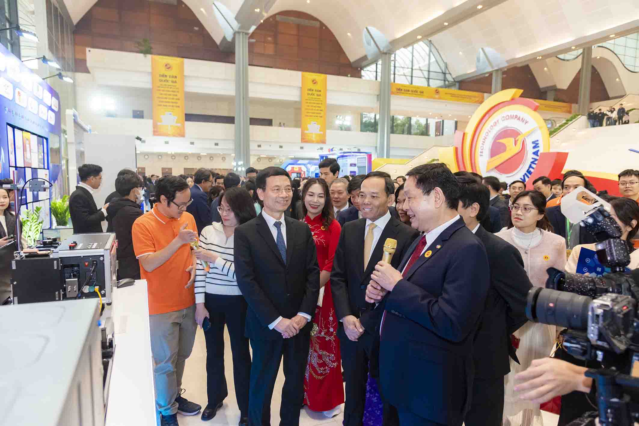 Làm chủ công nghệ số chiến lược để tiến vào kỷ nguyên vươn mình