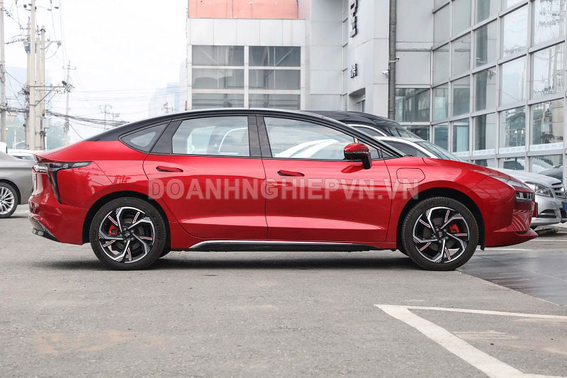 Xe sedan cùng phân khúc với Kia K3, công suất 231 mã lực, giá 425 triệu đồng