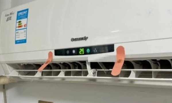 Dán 2 miếng urgo lên điều hòa, sống được 30 năm tôi mới nhận ra rằng tác dụng của nó thực sự rất lớn