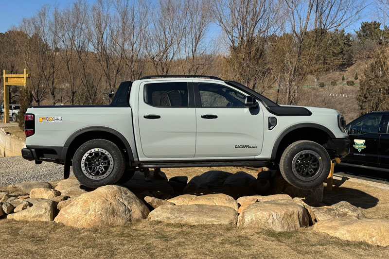 Ford Ranger phiên bản đặc biệt: Công suất 258 mã lực, giảm xóc nitơ FOX, giá gần 940 triệu đồng