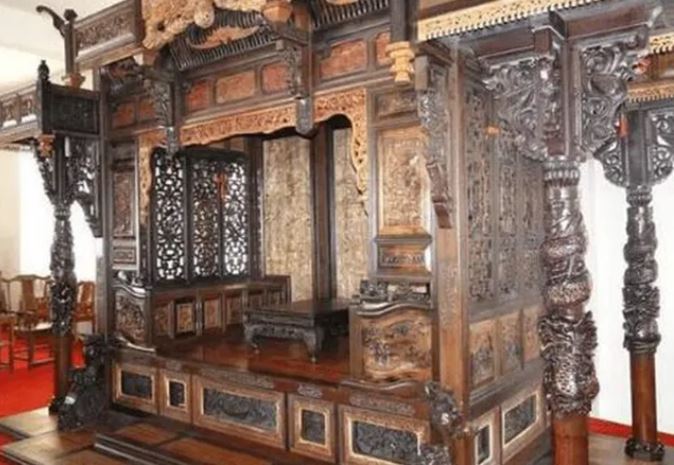 Mua được chiếc giường cổ khắc 55 con rồng xanh bằng gỗ quý hiếm, 14 năm sau vị đại gia bán 1,8 nghìn tỷ