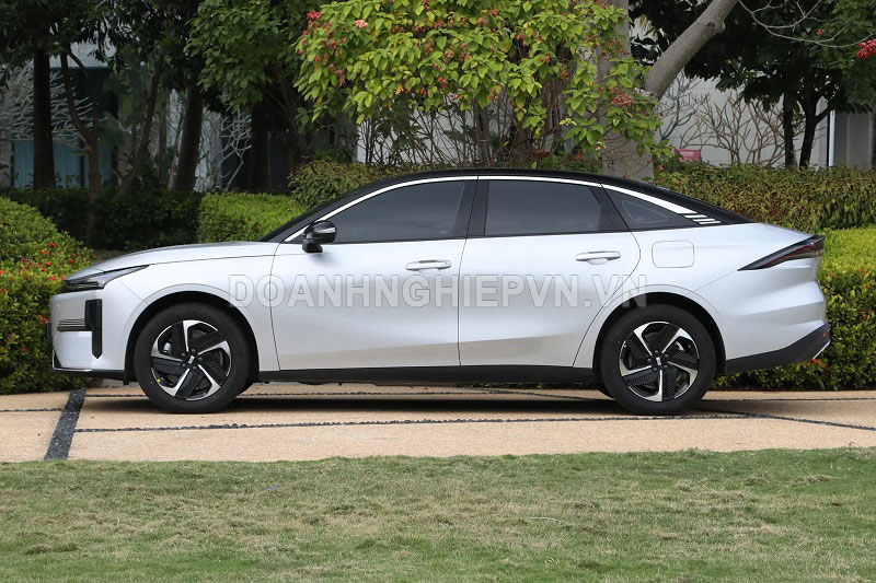 Xe sedan công suất 324 mã lực, tiết kiệm xăng hơn xe máy, giá hơn 300 triệu đồng