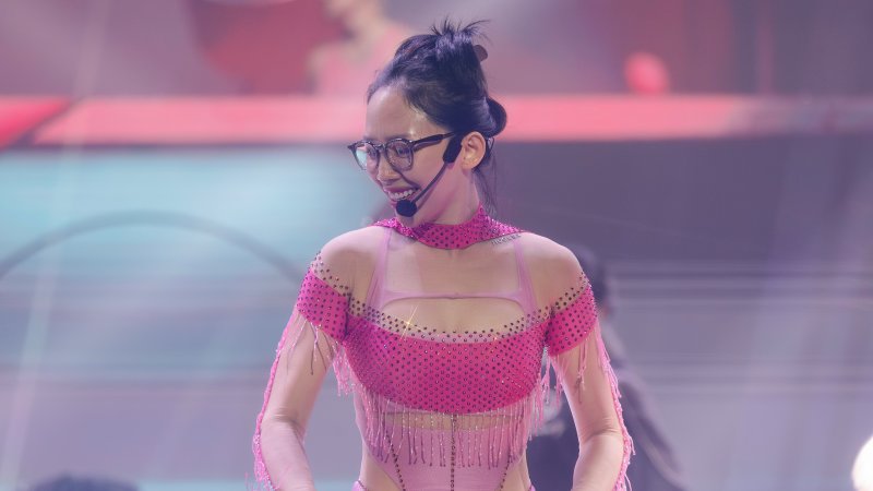 Tóc Tiên bản lĩnh nhảy trên giày cao gót với vũ đạo tốn sức