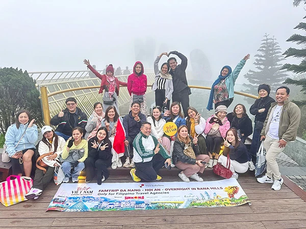 Đoàn famtrip Philippines trải nghệm Cầu Vàng nổi tiếng tại khu du lịch Sun World Ba Na Hills (Đà Nẵng).