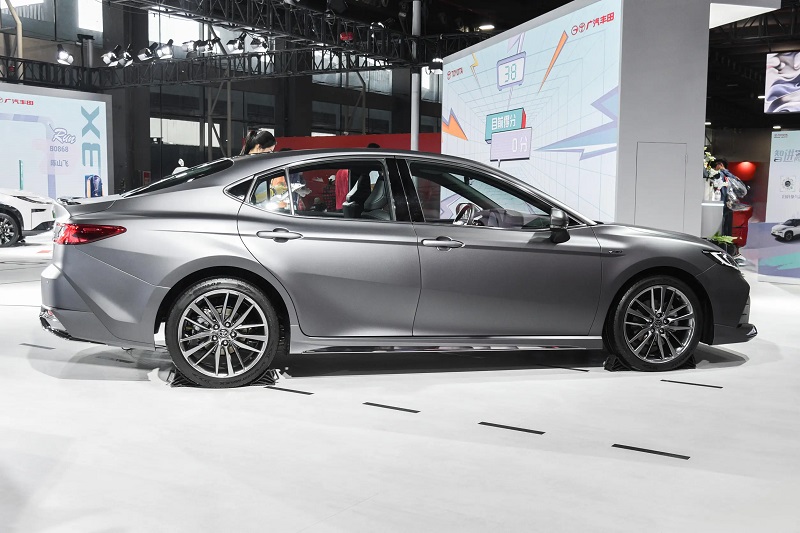 Ngắm Toyota Camry phiên bản đặc biệt với thiết kế thể thao, động cơ hybrid, giá hơn 660 triệu đồng