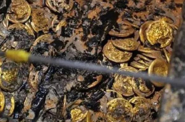 Lão nông đào giếng trong vườn phát hiện 102 kg vàng, tưởng phát tài kết cục nhận về gần 2 triệu đồng