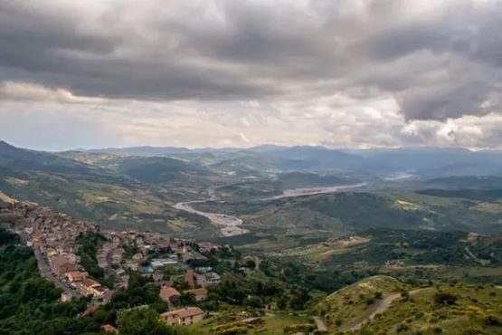 Thị trấn bị dính 'lời nguyền' nên không ai dám nhắc tên, nguồn cơn từ người trường làng cũ