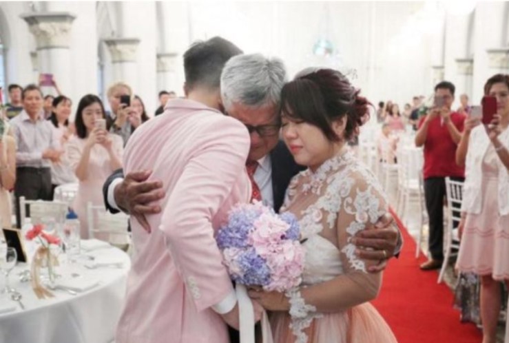 Lặn lội 800km đi thăm con gái lấy chồng xa, vừa đến nơi, người bố lặng người, khóc ngất khi thấy cảnh tượng trước mắt