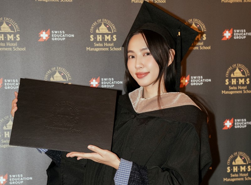 Hoa hậu Thuỳ Tiên nhận bằng tốt nghiệp Thạc sỹ tại Thuỵ Sĩ