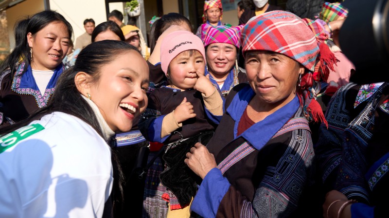 Hoa hậu H’Hen Niê giã bột, làm bánh dày cùng bà con tại Yên Bái