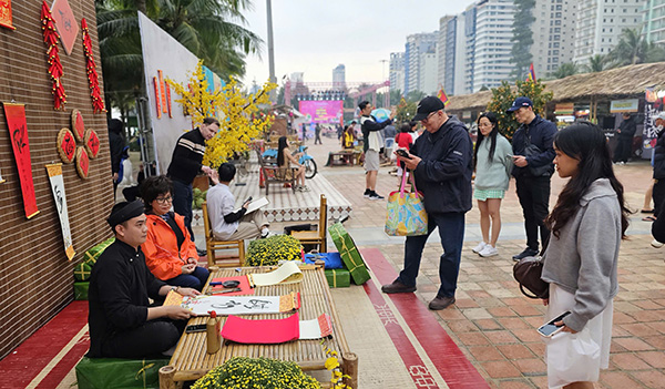 Không gian Tết Việt bên bờ biển Đà Nẵng thu hút du khách