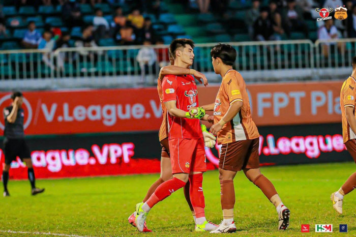 Đánh rơi chiến thắng vào phút chót, HLV HAGL phản ứng khó tin với trọng tài