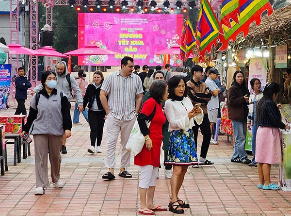 Đông đảo người dân và du khách trải nghiệm không gian Tết Việt bên bờ biển Đà Nẵng.