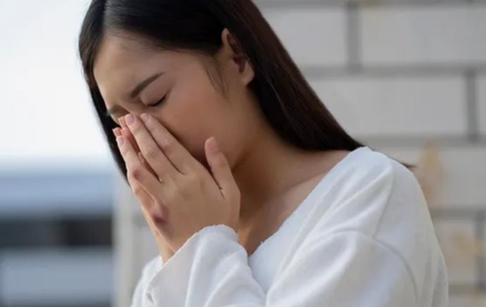 Mở cửa nhà, tôi bàng hoàng khi thấy mẹ chồng cũ nằm co ro trên bậc thềm suốt đêm, lời cầu khẩn sau đó khiến tôi chết lặng