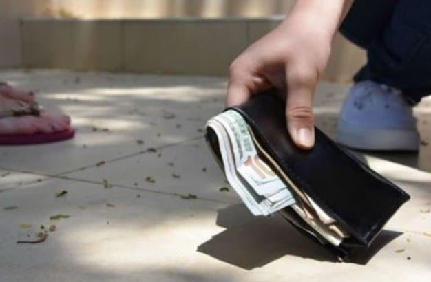 Nhặt được tiền có phải chuyện tốt không? Lưu ý 1 điều sau để biến họa thành điềm lành