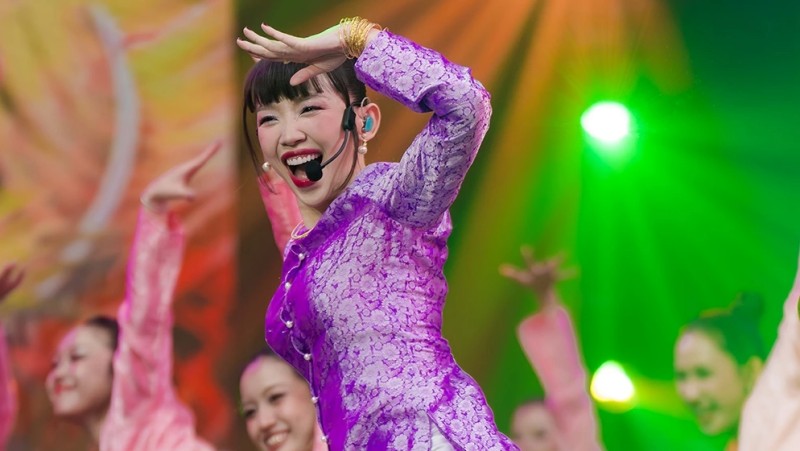 Đội Tóc Tiên náo động sân khấu "Chị đẹp đạp gió" với đám cưới miền Tây