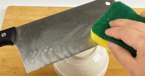 Chỉ cần làm một động tác nhỏ này, dao nhà bếp cùn sẽ sắc như mới, không cần đá mài hay bất kỳ dụng cụ đặc biệt nào
