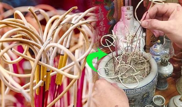 Bao sái bàn thờ, rút tỉa chân hương đừng làm vào 2 giờ xấu này kẻo Tổ Tiên trách phạt