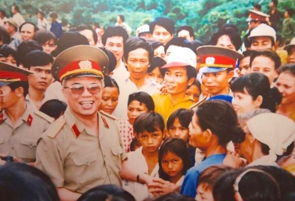 &#x110;&#x1EA1;i t&#x1B0;&#x1EDB;ng duy nh&#x1EA5;t c&#x1EE7;a Vi&#x1EC7;t Nam l&#xE0; ng&#x1B0;&#x1EDD;i Qu&#x1EA3;ng Tr&#x1ECB;: Th&#xE2;n th&#x1EBF; &#x111;&#xE1;ng g&#x1EDD;m, l&#xE0; nh&#xE0; qu&#xE2;n s&#x1EF1; xu&#x1EA5;t s&#x1EAF;c c&#x1EE7;a Q&#x110;VN