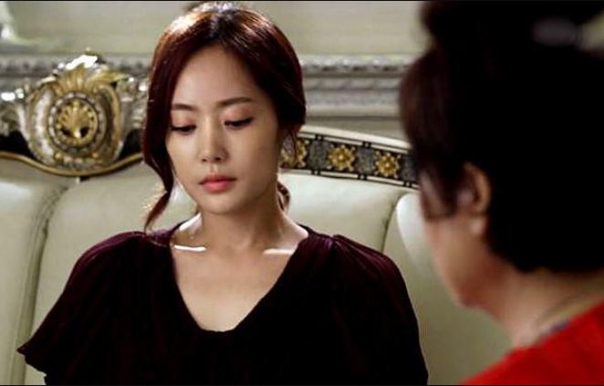 Về quê thăm mẹ chồng, tôi không ngờ mình lại rơi vào cảnh ê chề như vậy, câu nói cay nghiệt của bà khiến tôi chết lặng