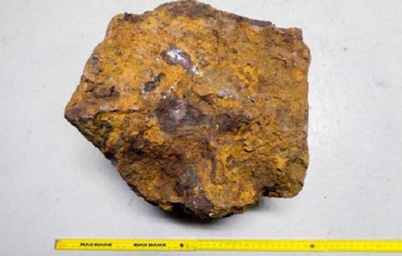 Người đàn ông đào được cục đá lớn sau nhà, tưởng đồ vứt đi nào ngờ là ‘trầm tích vũ trụ’ trị giá 115 tỷ đồng