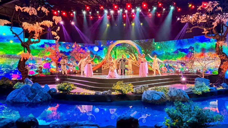 S&#x1EF1; h&#xF2;a quy&#x1EC7;n gi&#x1EEF;a truy&#x1EC1;n th&#x1ED1;ng v&#xE0; hi&#x1EC7;n &#x111;&#x1EA1;i trong &quot;Gala s&#xE2;n kh&#x1EA5;u 2025&quot;