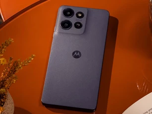 Smartphone chống nước, lưng da, camera OIS, giá gần 5 triệu đồng