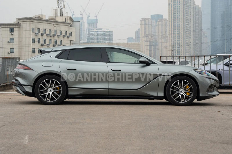 Xe hơi công suất 952 mã lực, nội thất sang chảnh, giá gần 1,1 tỷ đồng, khách hàng thi nhau ‘chốt đơn’