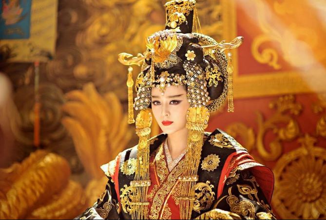 B&#xED; quy&#x1EBF;t n&#xE0;o gi&#xFA;p V&#xF5; T&#x1EAF;c Thi&#xEA;n v&#xE0; T&#x1EEB; Hi Th&#xE1;i H&#x1EAD;u khi&#x1EBF;n c&#xE1;c ho&#xE0;ng &#x111;&#x1EBF; &#x27;m&#xEA; nh&#x1B0; &#x111;i&#x1EBF;u &#x111;&#x1ED5;&#x27;?