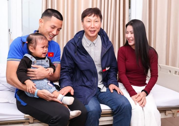 HLV Kim Sang-sik gây bất ngờ lớn, trụ cột ĐT Việt Nam chốt ngày trở lại