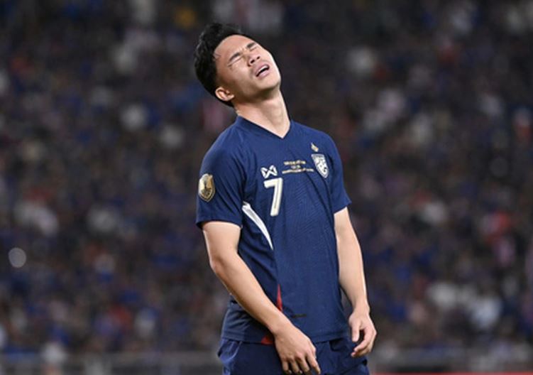 Supachok 'trả giá đắt' sau trận thua ĐT Việt Nam, ngôi sao ĐT Thái Lan mất giá khó tin vì 1 lý do