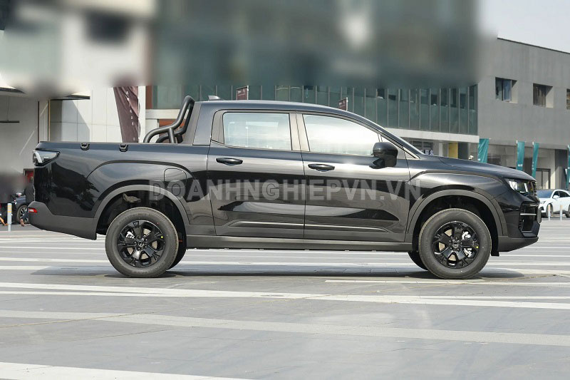 Xe bán tải công suất 375 mã lực, giá ngang Kia Morning, so kè cùng Ford Ranger