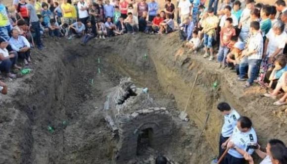 200 năm sau khi bị chôn nhầm vì ngất xỉu lúc sinh con, cảnh tượng bên trong quan tài của người phụ nữ khiến hậu thế bàng hoàng