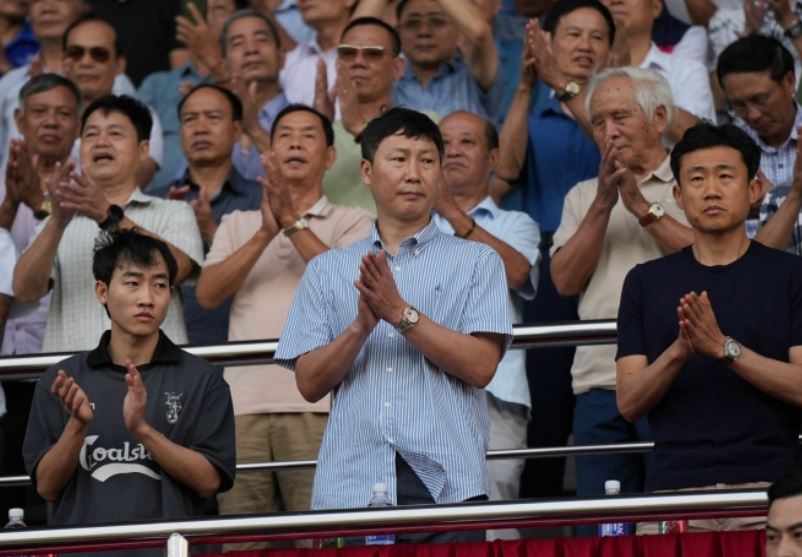 Trở lại V.League 'đãi cát tìm vàng', HLV Kim Sang-sik bất ngờ nhận món quà lớn