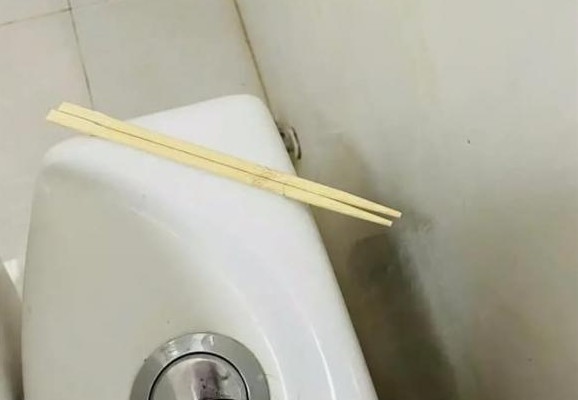 Tại sao phải đặt một đôi đũa trong bồn cầu? Hầu như không ai hiểu được tác dụng của nó, chúng ta càng hiểu sớm thì càng tốt