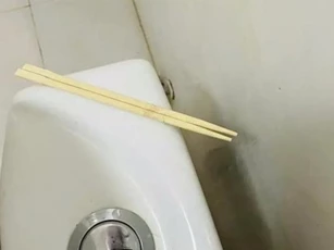 Tại sao phải đặt một đôi đũa trong bồn cầu? Hầu như không ai hiểu được tác dụng của nó, chúng ta càng hiểu sớm thì càng tốt