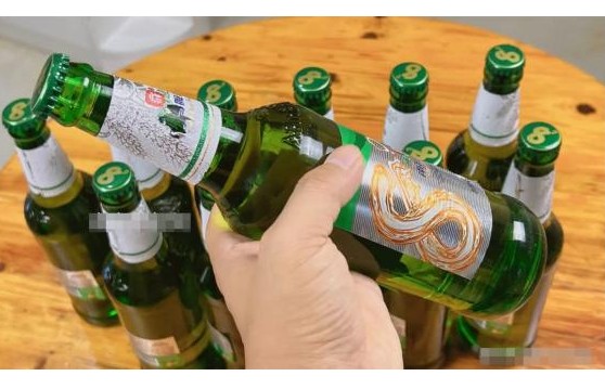 Bia không uống hết đừng vội bỏ đi, đổ bia lên tóc và xoa lên, có tác dụng rất tốt, bạn có thể thử ở nhà