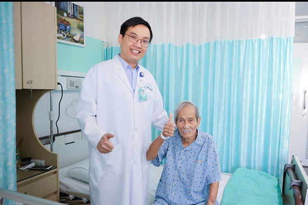 Đà Nẵng: Phẫu thuật laser bóc u tuyến tiền liệt nặng 120g cho cụ ông 95 tuổi