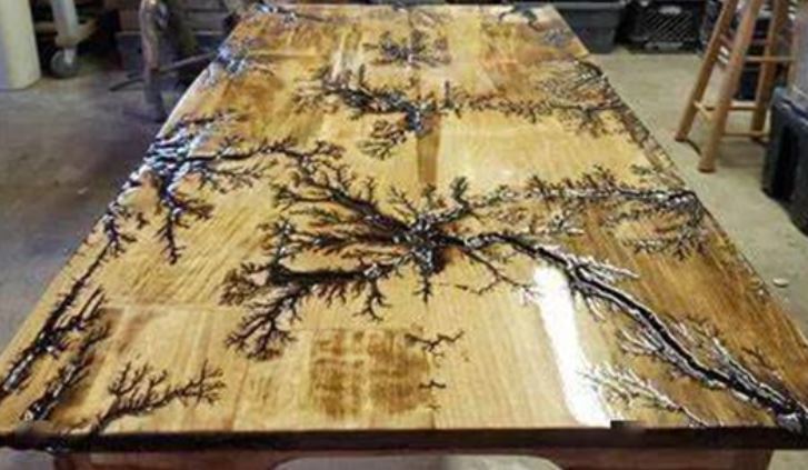 Kinh ngạc về hoa văn 'độc nhất vô nhị' trên gỗ sau khi được xung điện, mô phỏng kì diệu gỗ bị sét đánh